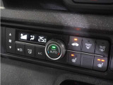 【オートエアコン】温度を設定すれば自動で快適な車内温度を保ちます。エアコン内部の高性能脱臭フィルターで車内のアレルゲンや花粉を除去。