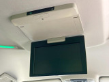 【フリップダウンモニター】大画面モニターで後席でもエンタメをお楽しみいただけます。小さなお子様にも大人気の装備です♪