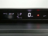 各操作スイッチは使いやすい位置に配置され、とっても見やすいメーターです。夜間時はラグジュアリーな気分にさせてくれる照明が魅力ですので、夜のドライブも楽しみになりますよ♪