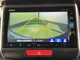 リバースギアに入れるだけで後方の表示へ切り替わります。夜間や雨の日の駐車も楽になりますよ。