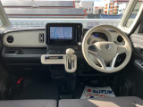 シンプルで実用的なインパネ。車速など情報を表示する【ヘッドアップディスプレイ】を搭載。
