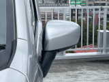 狭い駐車場でも安心。スイッチ操作だけでドアミラーの格納展開が可能。電動格納式リモコンドアミラー!