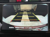 こちらのバックカメラは画面にラインが表示されておりますので、バック持のクルマの進行方向の目安になります。より高いレベルで車庫入れをサポートする、便利な機能ですね。