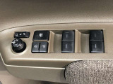 パワーウィンドのスイッチです。運転席に座りながら、助手席や後席の窓を開け閉めできるので大変便利ですよ。