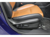 運転席10ウェイパワーシート。前後スライド、前チルト、シートリフター、リクライニング、ランバーサポートの調整を電動化。最適なポジションを提供します。