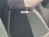 BOSEサウンドシステムを搭載。「良い音を出す」ではなく、その車種のごとに特徴を計算(車種専用設計)し、「反響音」を作り出すことによってどの座席でも自分中心で音が聴こえ、「心地よい空間」を作り出します。