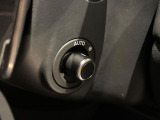 電動調整ステアリングコラムは、このレバーを使うことでハンドルの位置を前後上下に調整できます。更にシートメモリーと同時にハンドルの位置も記憶するので、大変便利な機能です。