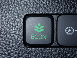 エンジン、エアコンなどを制御し低燃費な『ECONモード』に、また走りを楽しみたいとき、空調など快適性を重視したいときにはスイッチOFFで通常モードに切り替えができます!