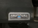 ハンドルの左下にETCがついています。高速道路の料金所の通過も楽々です。 カードの取り出しもしやすい場所についています。