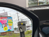 ブラインドスポットモニターは、左右斜め後ろを平行して走る車を認識し、車線変更の際に危険を察知するとドライバーへ警告を促します。夜・雨・トンネル内など走行時の環境が悪い時ほど便りになる機能です!