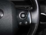 【ステアリングスイッチ】運転中に視線を前に向けたまま画面の操作できます。