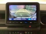 バックギアに入れますとご覧のような画像に自動的に切り替わります。車庫入れ時に役立ちます。