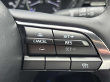 車速を一定に保つクルーズコントロール機能を搭載。高速道路などで長距離をドライブされる際などに、とても便利な機能です。