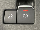 【電動パーキングブレーキ】パーキングブレーキは便利な電動式!ボタン一つで操作でき、アクセルを踏めば自動で解除されます♪レバーやペダルが無いので運転席廻りもすっきりしますね♪