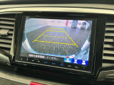 リバースギアに入れるだけで後方の表示へ切り替わります。夜間や雨の日の駐車も楽になりますよ。