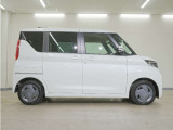 リアには左右スライドドアを採用。狭い駐車場でも開閉しやすく、強風の日でもドアが煽られにくくなっております。小さなお子さまやご年配の方も安心して乗り降りできます。