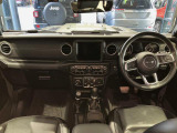 シンプルで無骨なデザインが魅力の車内。丸型エアベントと堅牢なスイッチ配置がオフロード感を強調し、直感的に操作できる配置も好印象。質感の高いシートと視認性の良いメーターで長距離でも快適にお楽しみ頂けます