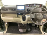 車内は光触媒抗菌消臭施工済です。スタイリッシュなデザインで暖かみのあるインパネ周りを演出します。グローブボックスやカップホルダーのほかにトレーなどたくさんの収納スペースが装備されています。