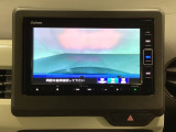 ギヤをR(バック)に入れるとナビの画面に後ろの映像が映るリアカメラ付です。後退時、コンディションが悪い視界でもカラーバックモニターがドライバーをサポートします。