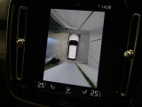 【360&deg;ビューカメラ】4台の高解像度カメラで360度の鳥瞰図を表示。隣の車や壁、死角にある障害物などを画面で確認できるため、狭いスペースでの駐車・出入りも安心です。