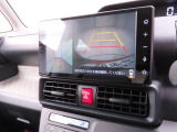後退時に車両の後ろ側をモニター画面に表示します。車庫入れなどでバックする際に後方確認ができて便利です。車庫入れが苦手な人もこれで安心。