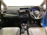 車内は光触媒抗菌消臭施工済です。インパネ周りはスタイリッシュなデザインです。グローブボックスやカップホルダーのほかにトレーなどたくさんの収納スペースが付いています。