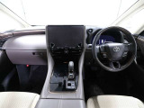 上質で落ち着いた印象のインパネ。視界も広々で運転しやすいです。