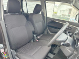 運転席まわりには十分なスペースがあり、大柄な方でもゆったり運転していただける環境です。
