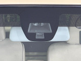 【スズキ レーダーブレーキサポート】走行中に前方の車両等を認識し、衝突しそうな時は警報とブレーキで衝突回避と被害軽減をアシスト。より安全にドライブをお楽しみいただけます。