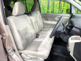 運転席まわりには十分なスペースがあり、大柄な方でもゆったり運転していただける環境です。