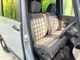 運転席まわりには十分なスペースがあり、大柄な方でもゆったり運転していただける環境です。