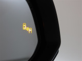 隣車線を走る車両をレーダーで検知し、ドアミラーでは確認しにくい後側方エリアに存在する車両に加え、急接近してくる車両も検知します。車両を検知するとドアミラーに搭載されたLEDインジケーターが点灯します。