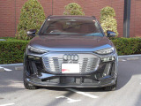 Audiデザインの特徴であるシングルフレームグリルが存在感を主張します。
