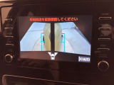 車を上から見たような視点のパノラミックビューモニター。後方の死角だけでなく左右や前方の障害物の発見もしやすくなります!