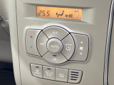 【オートエアコン】一度お好みの温度に設定すれば、車内の温度を検知し風量や温度を自動で調整。暑い&hellip;寒い&hellip;と何度もスイッチ操作をする必要はありません。快適な車内空間には必須の機能ですね♪