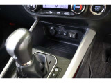 USB充電器や様々な電気製品の電源供給ポートとしてアクセサリーソケットを装備。給電用USBポートも装備しています。充電中のスマホなどの置き場に便利なトレイも備えています。