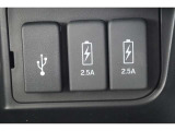 【USBジャック】長時間のドライブ等で不安なスマートフォンの充電問題をラクラク解決!充電を気にせずドライブ中の音楽再生やマップ検索が可能です!