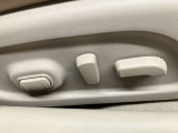 【パワーシート】電動でシートポジションの変更が可能です。手動式より細かくシート設定が可能ですのでより快適な姿勢でドライブを楽しんで頂けるでしょう。