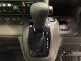 CVT車のセレクトレバーです。低速から高速まで、変速ショックのないスムーズな走りを実現するとともに、エンジン効率のよい領域を維持することで燃費にも貢献します。
