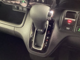 インパネシフトを採用しているので、前席の足元も広々としています。運転席と助手席の行き来もスムーズです!