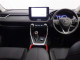 スタイリッシュなデザインのインパネ。各操作スイッチは使いやすい位置に配置されてます。