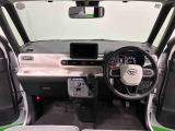 明るいコーディネートカラーに包まれた運転席空間。フロントガラス面積や位置取りが良く、Aピラーの内装色や形状にこだわることで前方・右前・左前方向の視認性がいいですよ!