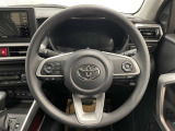 快適な操作性の運転席、ハンドルも綺麗に清掃済みです!もちろん安全を守るエアバッグも装備しているので安心してお乗りいただけます(^^)