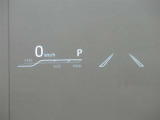 カラーヘッドアップディスプレイ付き。少ない視線移動で情報を確認できるので、運転の疲労軽減に繋がりますよ♪