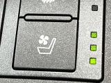 【シートヒーター&ベンチレーション】夏場は涼しい風でお尻や背中の熱やムレを防ぎ、冬はエアコンよりも早く温まってポカポカに!季節を問わず快適に過ごせます。