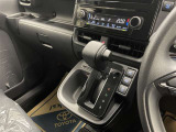 操作しやすいATシフトです♪シフトチェンジを気にしなくていいので運転だけに集中できますね!自然と手に届くところにある、手になじむ形状のシフトノブがいいですね♪
