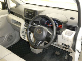 見通しのよいすっきりとした視界で、誰でも運転しやすいです。運転のしやすさは疲れにくさにも繋がりますよ♪