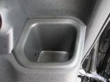 運転席右側の手の届きやすい位置にもドリンクホルダーがあります。