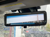 【スマートリヤビューミラー】後席の大きな荷物や同乗者で後方が確認しづらい時でも安心!カメラが撮影した車両後方の映像をルームミラー内に表示。クリアな視界で状況の確認が可能です!