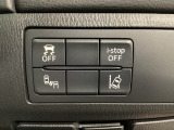 運転席脇のクラスタースイッチ部分にはアイドリングストップOFF、DSC(横滑り防止装置OFF、)その他安全装備系スイッチを集中配置しております。